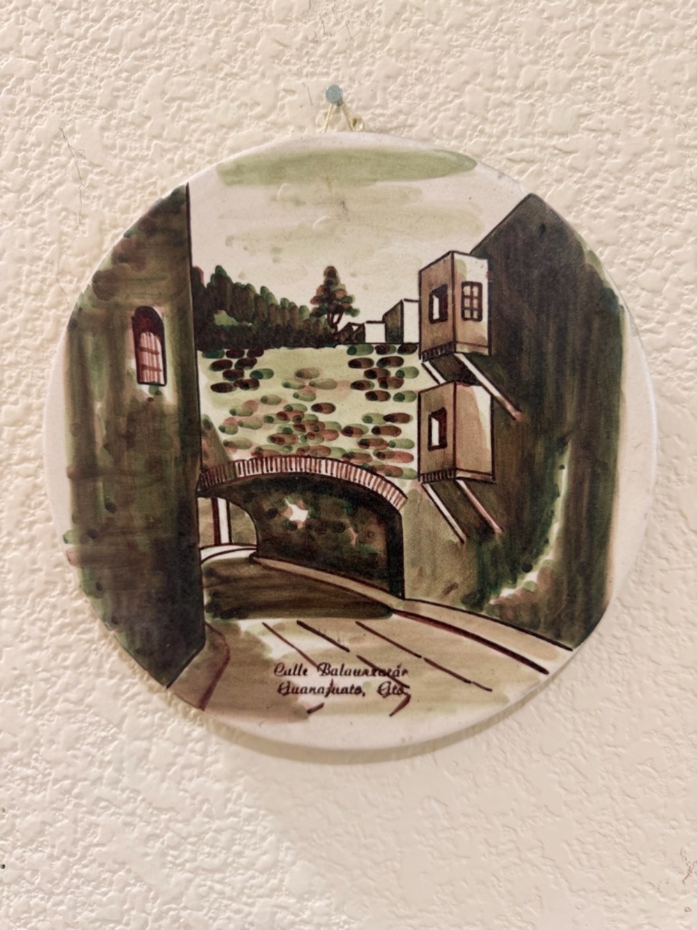 Vintage Hand-Painted Ceramic Wall plate - Scenic Street from Guanajuato Mexico - Picture 3 of 3